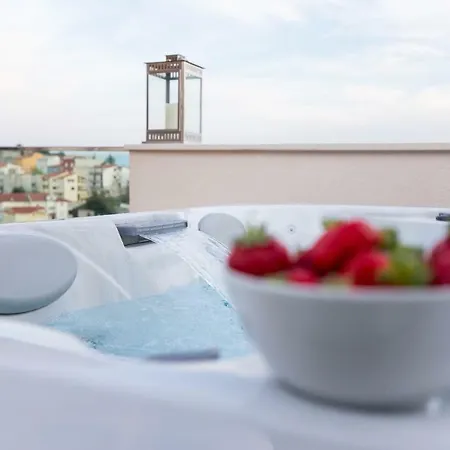 Bubbles Penthouse With Jacuzzi