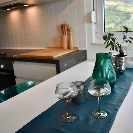 Bubbles Penthouse With Jacuzzi Lägenhet Podstrana