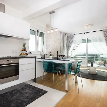 Апартаменты Bubbles Penthouse With Jacuzzi