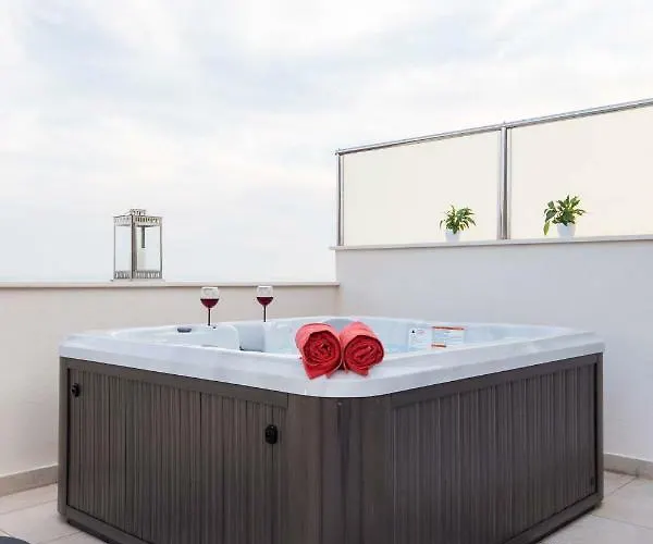 شقة Bubbles Penthouse With Jacuzzi *